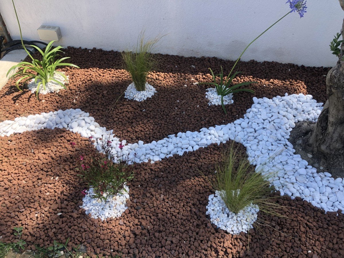 un jardin de pouzzolane à Lormaye